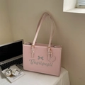 Rosa Retro-Handtasche mit gesticktem Schleifendesign und Herz-Anhänger - Rosa