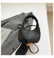 Minimalistische schwarze geraffte Halbmondtasche aus Leder mit modischem Logo - Schwarz