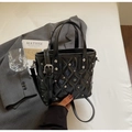 Elegante borsa a secchiello trapuntata nera con rivetti argento e tracolla sottile - Nero