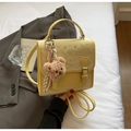 Dettaglio della borsa in pelle PU giallo chiaro con borchie lucide e ciondolo orsetto - Senza Ciondolo / Giallo