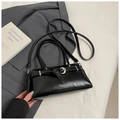 Sac à main minimaliste noir brillant avec boucle argentée sur fond de costume gris - Noir sans Pendentif