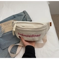 Detalle de bolso bandolera beige con bordado rosa y cremallera tejida sobre lino blanco - Blanco Roto