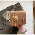 Dettaglio della borsa in pelle patchwork rosa con strass e ciondolo a forma di orso - Senza Ciondolo / Rosa
