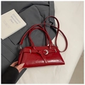 Sac à main élégant en cuir rouge brillant avec boucle argentée et bandoulière réglable - Rouge (Sans Pendentif)
