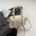 Sac Boston blanc élégant avec lettres gaufrées et bandoulière sur une veste grise - Blanc Sans Pendentif