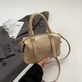 Sac Boston beige chic avec lettrage embossé et bandoulière réglable pour femme - Kaki Sans Pendentif