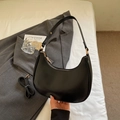 Bolso de hombro media luna negro minimalista con herrajes dorados y correa extraíble - Negro