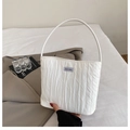 Detalle del bolso tote de lona plisado blanco con etiqueta de marca Ann's then - Blanco