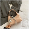 Détail du sac hobo en cuir verni rose brillant avec chaîne argentée et breloque étoile - Rose Avec Charme