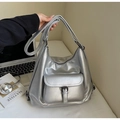 Detalle del bolso tote plateado metálico con hebilla y correa ajustable en estilo de vida - Plateado