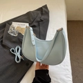 Bolso hobo de cuero sintético azul claro con cremallera dorada y correa ajustable - Azul