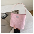 Detalle del bolso tote de lona plisada rosa con etiqueta plateada de marca frontal - Rosa
