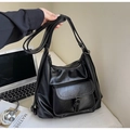 Detalle del bolso tote de cuero suave negro con costuras blancas y bolsillo con hebilla - Negro