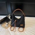 Vielseitiger schwarzer Nylon-Rucksack mit braunen Ledergriffen und verstellbaren Trägern - Schwarz