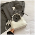 Détail d'un sac blanc brillant avec charms étoile et chien ballon argentés sur veste grise - Blanc avec Pendentif