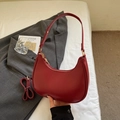 Bolso de hombro color burdeos en cuero sintético brillante con correa larga - Burdeos