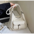 Detalle del bolso tote crema con bolsillo con hebilla de cuero y correa ajustable - Blanco