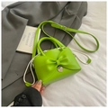 Detalle de bolso verde neón con lazo, colgante de corazón y bolsa interior con cordón - Verde