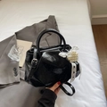 Borsa a mano nera in vernice lucida con trama a pieghe e decoro con perle e fiocco - Nero