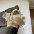 Borsa a nuvola beige plissettata con ciondolo di perle e tracolla regolabile chic - Bianco Sporco