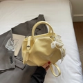 Borsa a spalla plissettata giallo chiaro con fiocco di perle e dettagli argento - Giallo