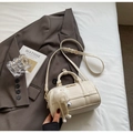 Sac boston élégant en similicuir crocodile blanc crème avec logo doré et pompon doux - Blanc Cassé avec Charme