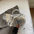 Borsa a mano argento metallizzato plissettata con fiocco di pizzo e ciondoli perle - Argento
