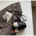 Sac Boston noir élégant avec gaufrage, logo doré, poignée et accessoire de charme en peluche - Noir avec Pendentif
