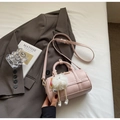 Sac polochon rose à motif crocodile avec pendentif en peluche et bandoulière réglable - Rose Avec Charme