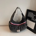 Borsa tote in denim grigio scuro con strisce rosse e blu e base arricciata plissettata - Nero