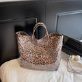 Borsa tote leopardata con strato trasparente impermeabile e manici capienti - Marrone