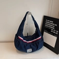 Borsa a mezzaluna in denim blu navy con strisce rosse e bianche e design a pieghe - Blu scuro