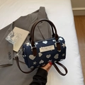 Borsa Boston blu navy con motivi a cuore e stelle e manici in pelle marrone scuro - Blu