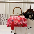 Vintage rote Stickerei Handtasche mit Bambusgriff und Goldkette passend zum Qipao - Rot