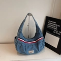 Borsa a mezzaluna in denim celeste con strisce e patch di lettere alla moda - Blu