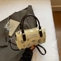 Borsa Boston con stampa gialla a fantasia, motivi a cuore e stelle, e manici in pelle marrone - Giallo