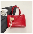 Détail du sac cabas rouge à texture crocodile avec un pendentif ours en peluche mignon - Rouge