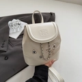 Mochila chic de cuero sintético beige con bordado de pata de gato y cadena de metal - Blanco Roto