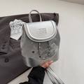 Mochila de cuero PU gris plateado con detalle de cadena y diseño de oso bordado - Plateado