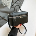 Sac à main carré noir minimaliste en cuir litchi avec fermeture éclair argentée - Noir