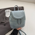 Mochila de patchwork de mezclilla azul claro con cadena de plata y diamantes - Azul