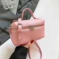 Sac bandoulière rose texture litchi avec détails argentés et poignée supérieure - Rose
