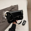 Bolso de hombro elegante en charol negro con hebilla dorada y correa ajustable - Negro