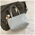 Borsa tote celeste con goffratura coccodrillo e ciondolo a forma di orsetto peluche - Blu