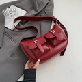 Sac hobo chic en cuir souple bordeaux avec doubles poches et boucles en métal argenté - Rouge