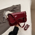 Elegante bolso de hombro en charol burdeos con hebilla magnética y detalles dorados - Burdeos