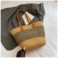 Beige Stroh-Tote-Tasche mit schwarzen Streifen und braunen Lederriemen für Pendler - Schwarz