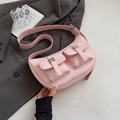 Sac hobo croissant rose en cuir souple avec deux poches avant et boucles argentées - Rose