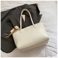 Borsa tote crema con trama a coccodrillo e ciondolo a orsetto su sfondo blazer grigio - Bianco