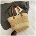 Minimalistische Strohtasche mit braunen Streifen und Ledergriffen für den Sommerurlaub - Beige